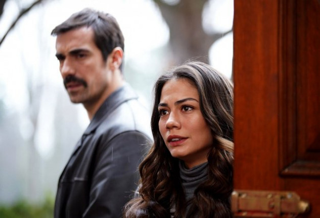 Demet Özdemir e Ibrahim Çelikkol protagonizan 'Mi hogar, mi destino'.