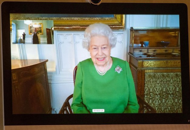 Aunque ya ha sido vacunada, la reina Isabel atiende a todos sus compromisos por videoconferencia desde el Castillo de Windsor.