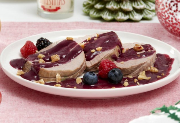 redondo-de-ternera-con-salsa-de-frutos-rojos-nueces