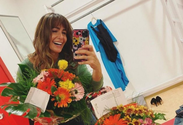 Nuria Roca recibió en su camerino multitud de flores tras su debut como actriz.