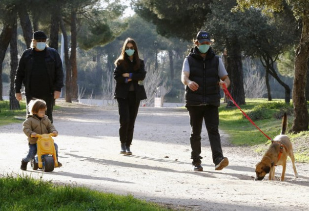 La actriz, junto a su padre, su pareja, el pequeño Noah y su mascota, dando un paseo.