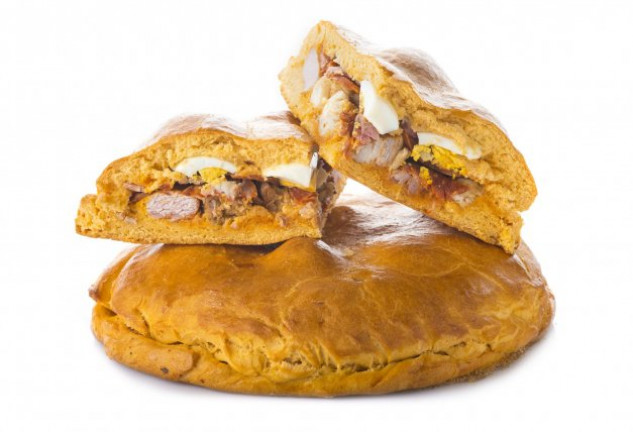El hornazo es un plato contundente que puedes encontrar en muchos sitios en Semana Santa.