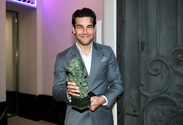 Mario Casas posó a la entrada de la Academia de Cine de Madrid con su Goya al mejor actor por el filme "No matarás".