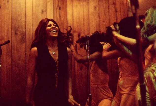 Tina Turner en un fotograma del documental, donde se la ve en los inicios de su carrera como cantante.