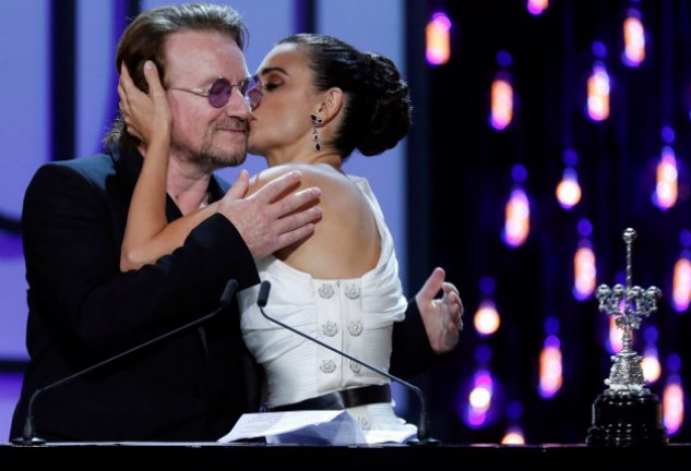 Penélope y Bono son grandes amigos. Prueba de ello es que el líder de U2 fue el que le entregó a la actriz el premio Donostia en el festival de cine de San Sebastián.