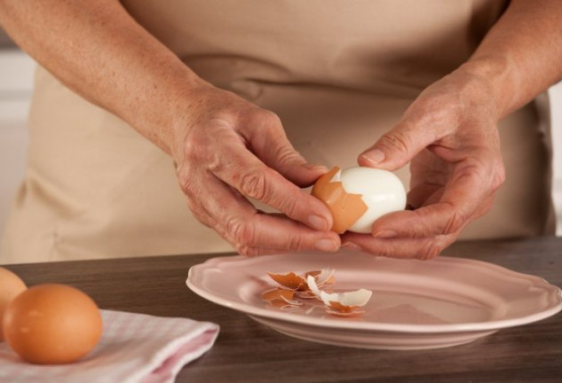 Si no sabes cómo pelar bien los huevos cocidos, este artículo te ayudará a ser todo un experto