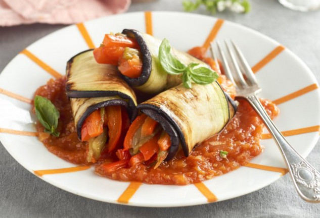 rollitos-de-berenjena-y-pimientos-con-salsa-de-tomate