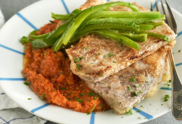 atu-n-rebozado-con-salsa-de-tomate