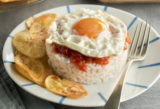 arroz-a-la-cubana-con-chips-de-pla-tano