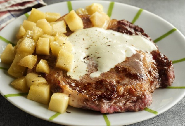 bistec-de-ternera-con-salsa-de-queso-azul-y-manzanas-copia