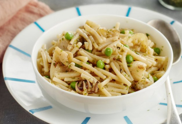 cazuela-de-fideos-con-sepia-y-guisantes