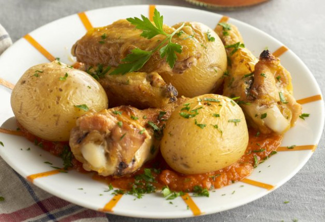 alitas-de-pollo-con-patatas-bravas