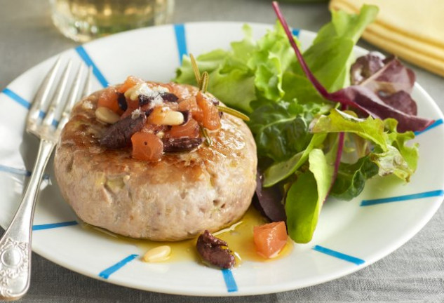 hamburguesas-de-atu-n-con-tomate-y-confitado-aceitunas-negras-y-pin-ones