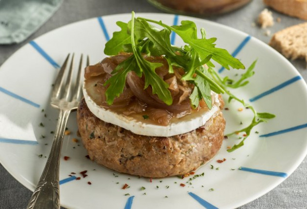 hamburguesa-con-cebolla-confitada-y-queso-de-cabra