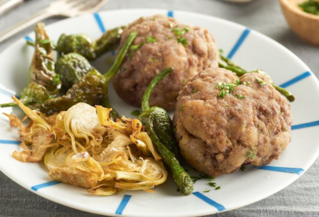 filetes-rusos-de-ternera-con-chips-de-alcachofa-y-pimientos-del-padro-n