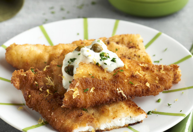 filetes-de-gallo-empanados-con-salsa-ta-rtara