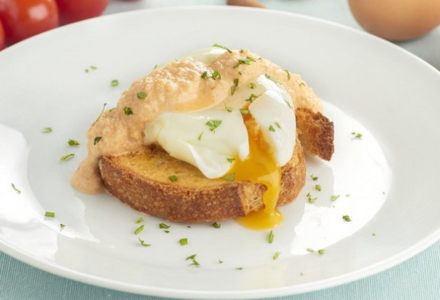 tosta-de-huevos-escalfados-con-salsa-de-almendras