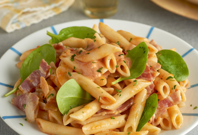 pasta-con-salsa-de-tomate-beicon-y-espinacas