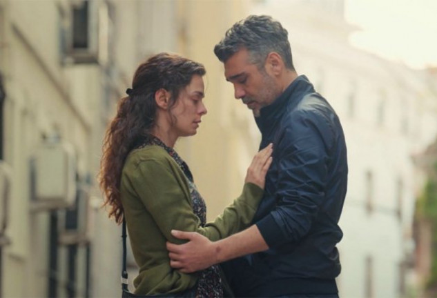 Caner Cindoruk y Ozge Ozpirinçci interpretando a Sarp y Bahar en 'Mujer'.