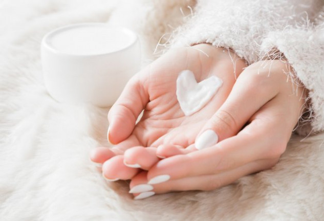 Tener las manos secas suele ser una condición temporal causada por la exposición a los climas extremos o al uso de cosméticos agresivos para nuestra piel.