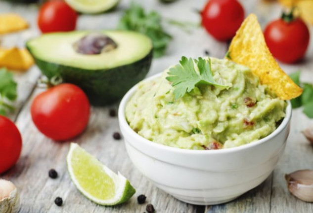 Prepara un guacamole en casa exquisito con estos prácticos consejos. 