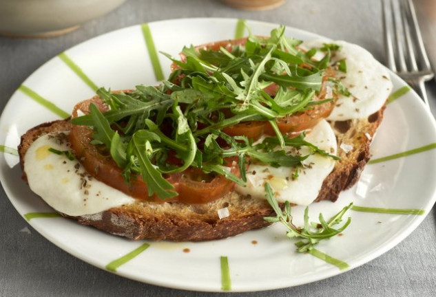 tosta-con-mozzarella-tomate-asado-y-ru-cula