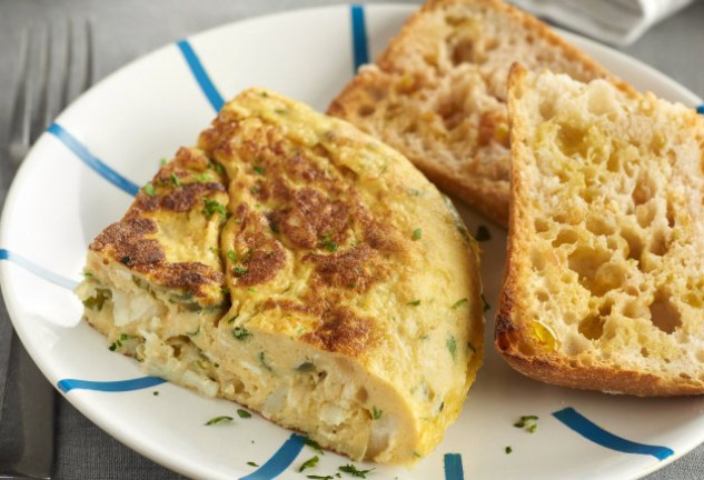 tortilla-de-bacalao-con-pimientos-verdes