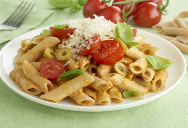 pasta-integral-con-aceitunas-almendras-y-anchoas