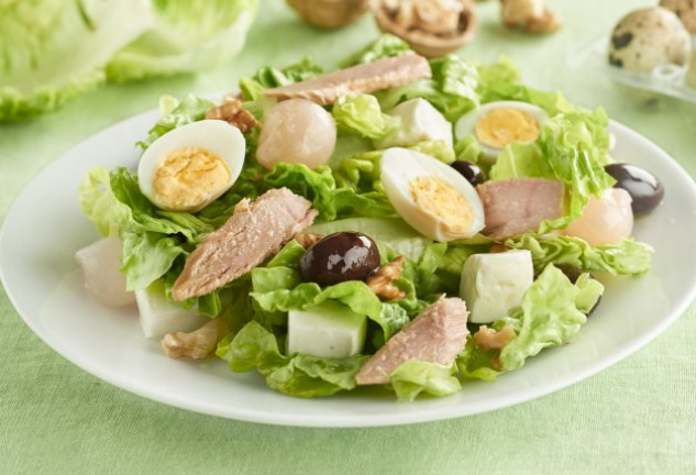 ensalada-de-lechuga-con-atu-n-y-nueces