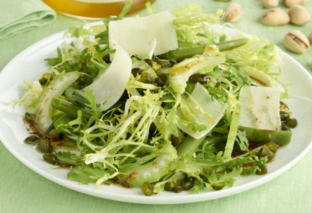 ensalada-de-judi-as-verdes-pistachos-y-parmesano