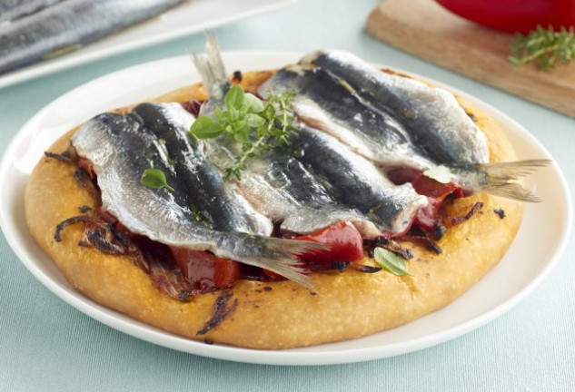 coca-de-pimientos-y-sardinas