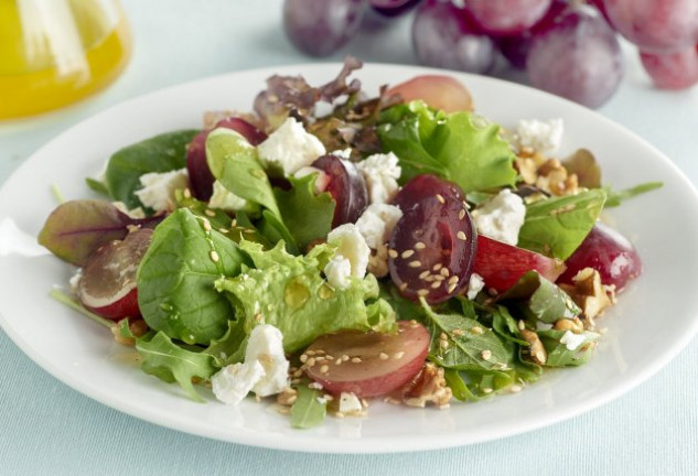 ensalada-de-queso-de-cabra-con-uvas-y-se-samo