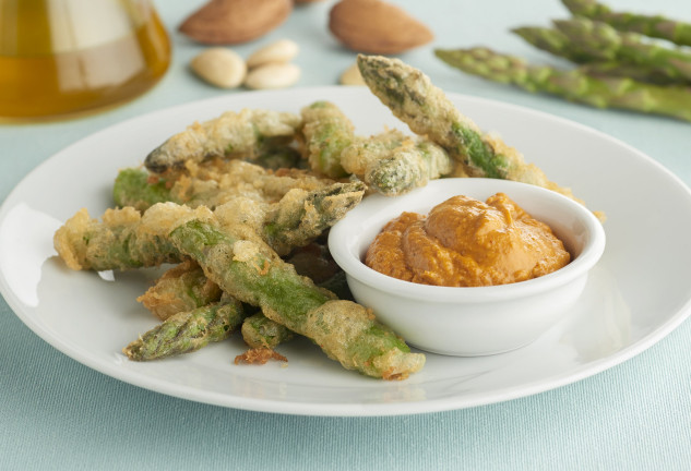 espa-rragos-verdes-en-tempura-con-salsa-romesco