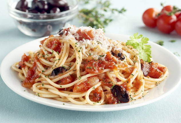 espaguetis-con-salsa-de-tomate-y-aceitunas-negras