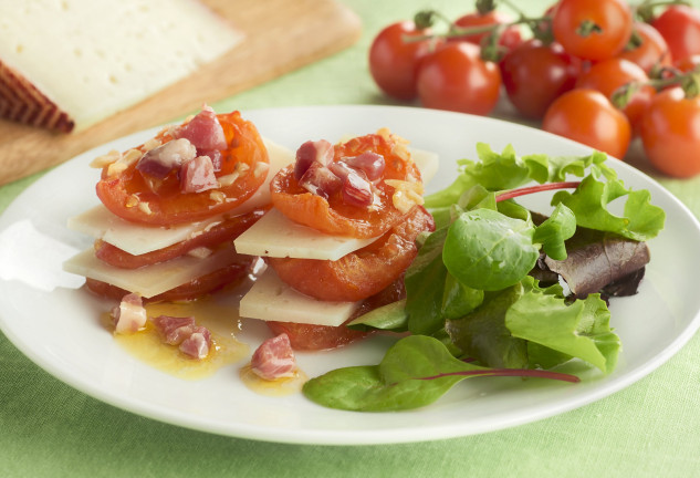 ensalada-de-tomate-confitado-con-queso-de-cabra-curado