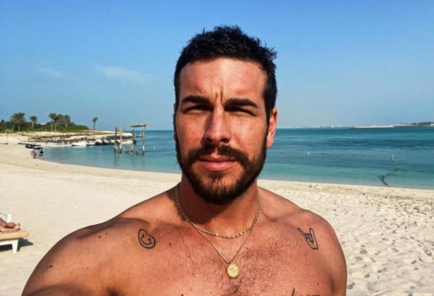 mario-casas-en-la-playa