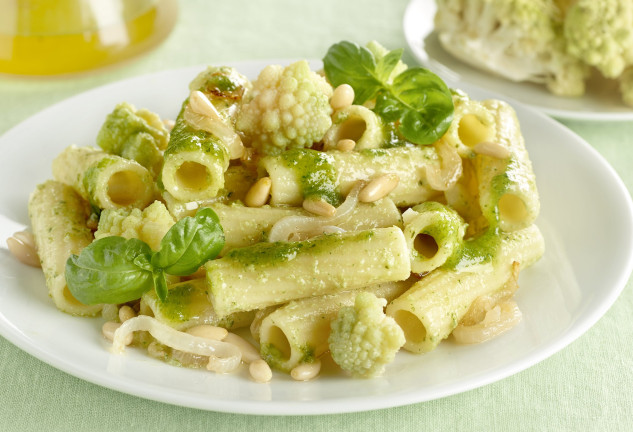 pasta-con-romanescu-pin-ones-y-salsa-pesto