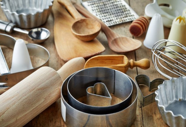 Descubre los utensilios de cocina básicos que no te pueden faltar en casa.