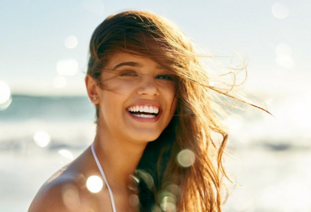 La exposición solar en exceso debilita el cabello y, en consecuencia, su color. ¡Descubre cómo puedes mimarlo!