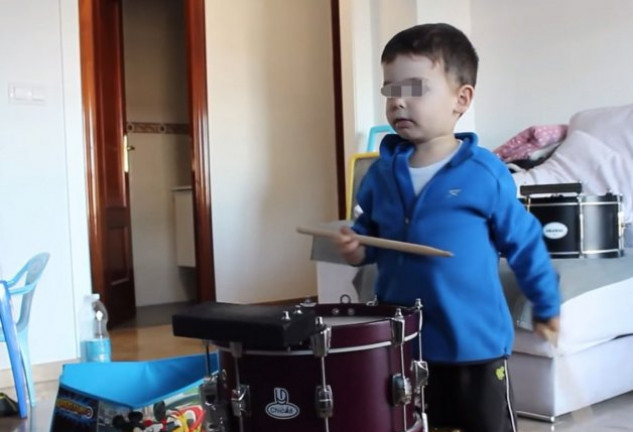Hugo Molina, el niño del tambor, se divierte con su hermana.