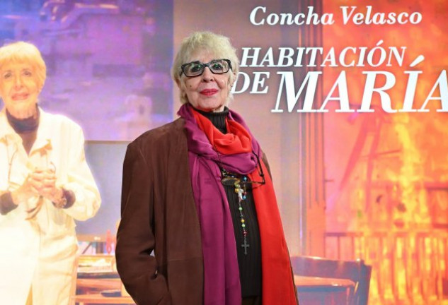 Concha Velasco se siente como en casa en el teatro Goya de Barcelona.
