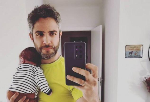 Roberto Leal sosteniendo al pequeño Leo, en una foto de su Instagram (@robertolealg).