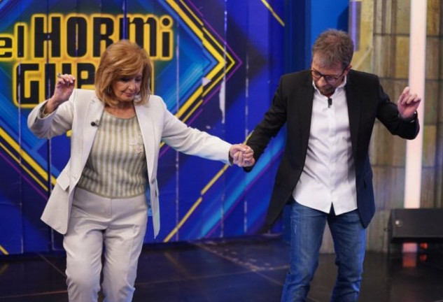 Pablo Motos y María Teresa Campos haciendo el baila del programa, en una foto publicada por El Hormiguero (@elhormiguero).