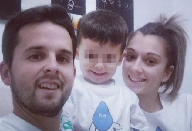 Hugo, el niño del tambor, con sus padres, Cristina y Manu.