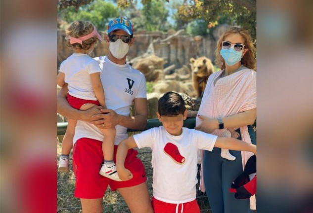 Víctor Janeiro y Beatriz Trapote junto a sus tres hijos.