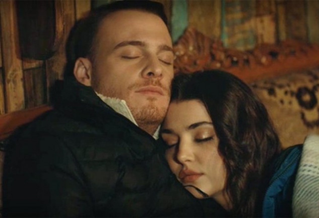 Eda y Serkan terminan durmiendo juntos tras hablar de su relación en 'Love is in the air'.
