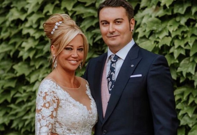 La pareja, feliz, el día de su boda.