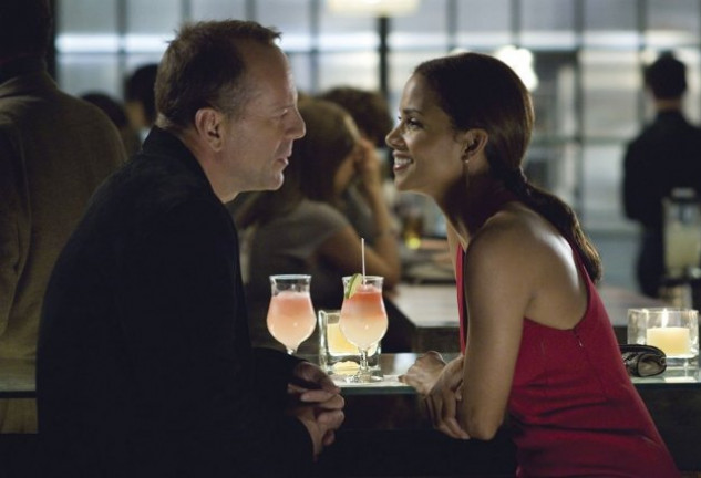 Halle Berry y Bruce Willis, protagonistas de la película de hoy.