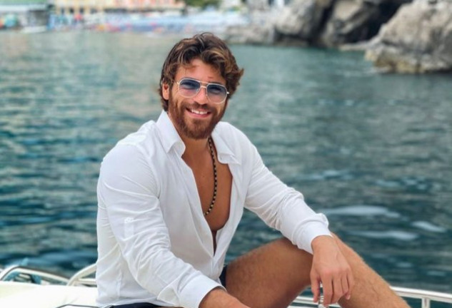 Can Yaman, guapísimo en sus fotos veraniegas.