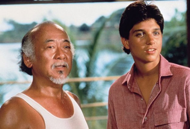 Pat Morita y Ralph Macchio protagonizan 'Karate Kid 2'. 